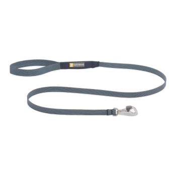 Eine blaue und graue Hundeleine von Ruffwear, mit einem gepolsterten Griff und einem Metallclip zur Befestigung.