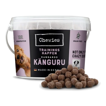 Chewies Training Leckerlis in einem runden Behälter, mit Känguru-Geschmack, getreidefrei, mit kleinen braunen Kibble-Stücken, die davor verstreut sind.