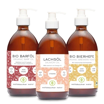 Drei Flaschen mit Haustierergänzungen: Bio Barf Öl, Lachsöl und Bio Brauereihefe, jede mit unterschiedlichen Etiketten und Pumpenkappen.