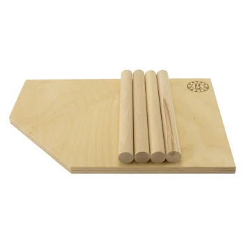 Holzspielzeugplattform für Haustiere mit vier zylindrischen Stiften, mit einem Logo in der Ecke, entworfen für interaktives Spielen.