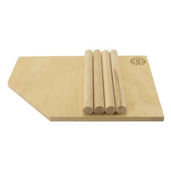 Holzspielzeugplattform für Haustiere mit vier zylindrischen Stiften, mit einem Logo in der Ecke, entworfen für interaktives Spielen.