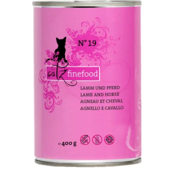 Dose Katzenfutter in Pink, beschriftet mit "catZ finefood N° 19" mit Katzenillustrationen und mehrsprachigem Text: "Lamm und Pferd", "Lamb and Horse" usw.