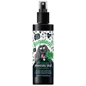 Eine schwarze Sprühflasche mit der Aufschrift 'Bugalugs Wild Lemongrass Deodorising Spray + Shed Control', mit einem Cartoon-Hund und Symbolen wie Knochen und Scheren.