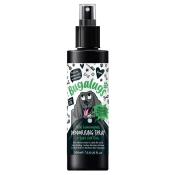 Eine schwarze Sprühflasche mit der Aufschrift 'Bugalugs Wild Lemongrass Deodorising Spray + Shed Control', mit einem Cartoon-Hund und Symbolen wie Knochen und Scheren.