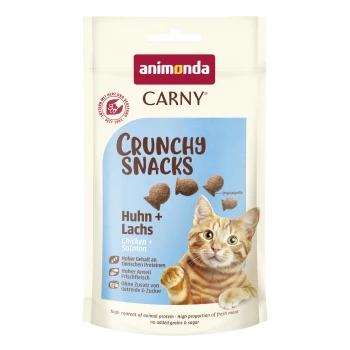 Animonda CARNY Crunchy Snacks Katzenleckerlis (Huhn + Lachs / Chicken + Salmon) im Beutel mit orange getigerter Katze und Kroketten.
