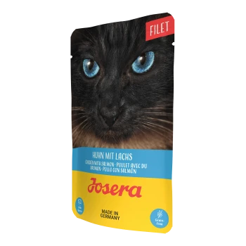 Tiernahrung Verpackung mit einer Nahaufnahme des Gesichts einer schwarzen Katze mit blauen Augen. Der Text lautet "Huhn mit Lachs" und "Josera", hergestellt in Deutschland.