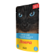 Tiernahrung Verpackung mit einer Nahaufnahme des Gesichts einer schwarzen Katze mit blauen Augen. Der Text lautet "Huhn mit Lachs" und "Josera", hergestellt in Deutschland.
