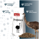 Ein großer Haufen kleiner, zylindrischer brauner Pellets, wahrscheinlich Haustierfutter oder Einstreu, vor einem weißen Hintergrund.