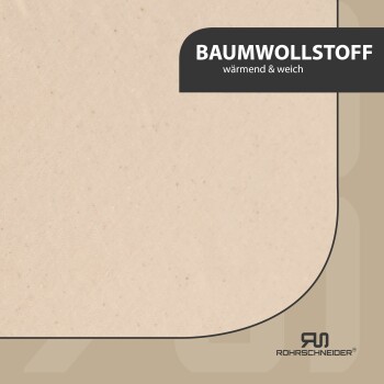 Eine Nahaufnahme eines beigen Baumwollstoffs mit dem Text "BAUMWOLLSTOFF" und "wärmend & weich" in einem schwarzen Kasten, der ein abgerundetes Ecken-Design aufweist.