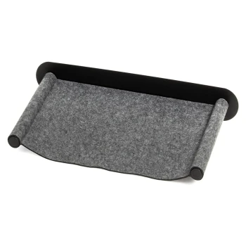 Eine graue Haustierpflegeunterlage mit schwarzen Rändern, die an den Enden gerollt ist für einfache Aufbewahrung. Ideal, um Haustiere während der Pflege sauber zu halten.