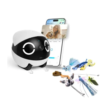 Eine robotische Haustierkamera mit einem freundlichen Design steht neben einem Smartphone, das eine Video-Chat-Oberfläche anzeigt, umgeben von bunten Haustierspielzeugen.