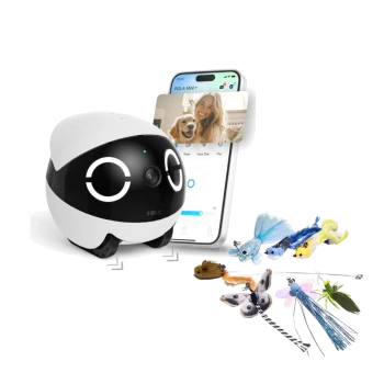 Eine robotische Haustierkamera mit einem freundlichen Design steht neben einem Smartphone, das eine Video-Chat-Oberfläche anzeigt, umgeben von bunten Haustierspielzeugen.