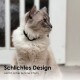Eine flauschige, hellfarbige Katze mit blauen Augen und einem schwarzen Halsband sitzt anmutig, mit Textüberlagerung: "Schlichtes Design - Leicht, sicher & ohne Chichi."