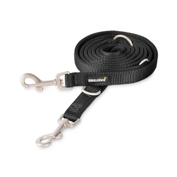 Schwarze Hundeleine mit silbernen Metallclips und einem Markenetikett mit der Aufschrift "RUDELKÜNIG", ordentlich auf einem weißen Hintergrund aufgerollt.