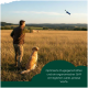 Blaues Stoff-Hundetrainingsdummy mit Seilgriff und grünem Knebel, neben einer Ein-Euro-Münze zur Größenveranschaulichung.
