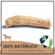 Natürlicher Hundekau-Stick mit einer hellen Holzstruktur, beschriftet mit "100% NATÜRLICH aus nachhaltigem Anbau" und mit einer Hundesilhouette und einem Globus-Icon.