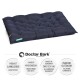 Ein dunkelblaues, gepolstertes Haustierbett mit der Aufschrift "Doctor Bark", das seine Haltbarkeit, Hygiene, Waschbarkeit und allergikerfreundlichen Materialien hervorhebt.