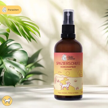 Braune Sprühflasche, beschriftet mit 'spazierschutz kokossspray' mit einem grünen Etikett, das behauptet, vor Zecken, Flöhen und Milben zu schützen.
