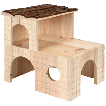 Maison pour animaux en bois à deux niveaux, avec un toit en écorce texturé et plusieurs ouvertures pour que les animaux puissent entrer et explorer.