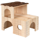 Holzhaustierhaus mit zwei Ebenen, mit einem strukturierten Rinden-Dach und mehreren Öffnungen, durch die Haustiere eintreten und erkunden können.
