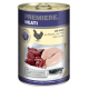 Dose Tierfutter "Premiere. Meati" mit rohem Huhn und Innereien auf einem Schneidebrett, neben einem Messer mit der Aufschrift "für Fleischliebhaber."