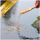 Eine Hand, die bunte Fischfutterpellets aus einer Holzschaufel in einen ruhigen Teich gießt, mit einem goldenen Banner "PREMIUM" in der Ecke.