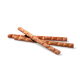 Drei Hundekau-Sticks auf einem weißen Hintergrund angeordnet, die eine strukturierte Oberfläche und eine braune Farbe zeigen.