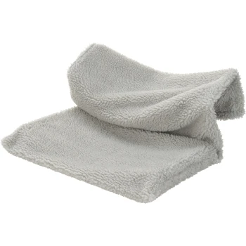 Miękki szary koc dla zwierząt starannie złożony, prezentujący swoją pluszową teksturę i przytulny wygląd.