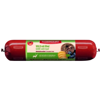 Rote zylindrische Verpackung von Haustierfutter mit der Aufschrift "FLEISCHESLUST WILD mit Rind GAME with beef," mit Bildern von Kartoffeln und Heidelbeeren.