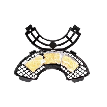 Ein schwarzer Haustier-Leckerlispender mit drei gelben Leckerlis darin, teilweise in weißem Netz eingewickelt, entworfen für interaktives Füttern.