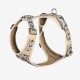 Beige Hundegeschirr mit einem bunten geometrischen Muster, mit verstellbaren Riemen und Metallverschlüssen, vor einem weißen Hintergrund präsentiert.