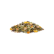 Ein bunter Haufen getrockneter Kräuter und Blumen für Haustiere, mit grünen Blättern, orangefarbenen Stücken und kleinen braunen Samen.