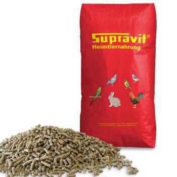 Roter Beutel Supravit Heimtiernahrung mit Illustrationen von Vögeln, einem Kaninchen und einem Hahn sowie einem Haufen brauner Pellets.