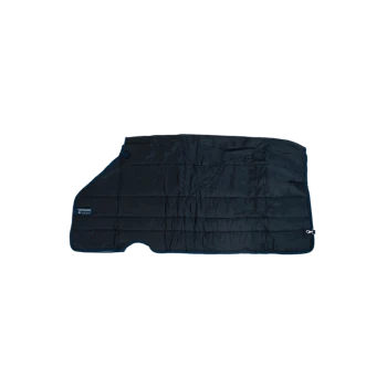 Schwarze Haustiersitzabdeckung mit einem gesteppten Design, mit einem Ecktags, das 'Wooly Bear Brand' liest.