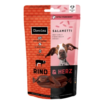 Verpackung von Chewies Salametti Hundeleckerlis mit einem verspielten Hund, mit Text, der hohen Fleischgehalt, keinen Zuckerzusatz und getreidefrei hervorhebt.