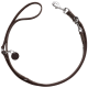 Braune Leder-Hundeleine mit einer Schlaufe und einem Metallclip, mit einem kleinen runden Etikett mit einem Hundesilhouette.