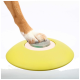 Die Pfote eines Hundes ruht auf einem leuchtend gelben Frisbee mit einem grauen Zentrum, das ein verspieltes Haustierspielzeug zeigt.
