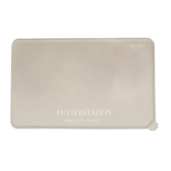 Eine beige Futtermatte für Haustiere mit dem Text "FUTTERSTATION" und "kleckern erlaubt" in Weiß gedruckt, entworfen, um Verschüttungen aufzufangen.