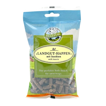 Eine Tüte Hundeleckerlis mit der Aufschrift 'Landgut-Happen mit Insekten' und einem Untertitel 'mit Insekten', mit kleinen, weichen Snackstücken im Inneren.