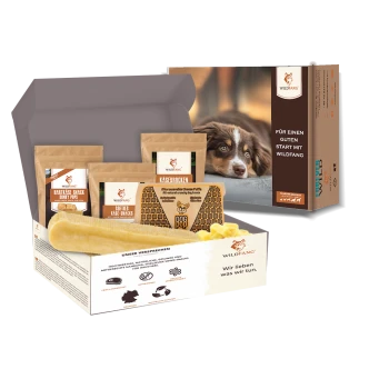 Offene Schachtel Wildfang Hundesnacks mit Käse-Snacks, Käse-Puffs und einem Kauknochen mit Hundeabbildung auf der Verpackung.