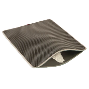 Grauem Haustierstreu-Matte mit einer strukturierten Oberfläche, teilweise gefüllt mit weißem Streu, entworfen, um Streu von den Pfoten der Haustiere zu fangen.