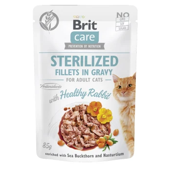 Beutel mit Brit Care sterilisierten Filets in Soße für erwachsene Katzen, mit gesundem Kaninchen, mit einem Foto einer roten Katze und Blumen.