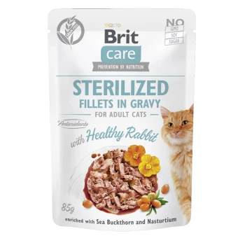Beutel mit Brit Care sterilisierten Filets in Soße für erwachsene Katzen, mit gesundem Kaninchen, mit einem Foto einer roten Katze und Blumen.