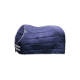 Eine marineblaue Haustierdecke mit einem gesteppten Design, mit weißem Rand und verstellbaren Riemen an der Seite.