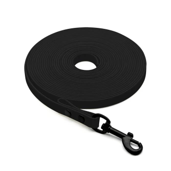 Schwarze Haustierleine, die in einer kreisförmigen Form gewickelt ist, mit einem stabilen Clip an einem Ende, vor einem weißen Hintergrund.