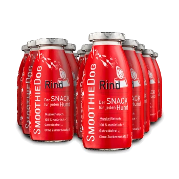 Rote Flaschen mit 'Smoothie Dog' Rindfleischsnacks für Hunde, beschriftet mit 'Der SNACK für jeden Hund', mit Angaben zu natürlichen Zutaten und Superfoods.