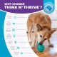 Ein Hund spielt mit einem türkisfarbenen interaktiven Spielzeug, neben Text, der die Vorteile von "Think N' Thrive" hervorhebt, einschließlich Stressabbau und geistiger Stimulation.