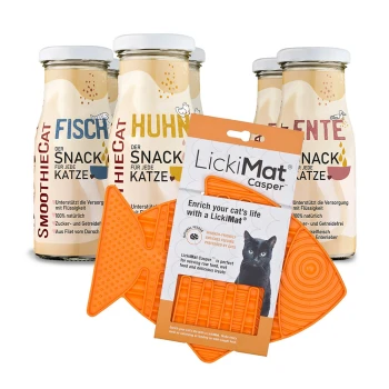 Katzensnacks und eine orangefarbene LickiMat. Drei "SmoothieCat"-Flaschen mit Fisch-, Huhn- und Entengeschmack für eine bereicherte Fütterung.
