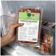 Hand hält vakuumversiegelte 500 g Hunde‑Futterpackung mit der Aufschrift 'BARFERS complete Komplett‑Mix Senior Rind & Huhn' im Gefrierschrank.