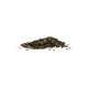 Ein Haufen dunkelgrüner und brauner Tierfutterpellets auf einem weißen Hintergrund, der eine Mischung aus Formen und Größen zeigt.